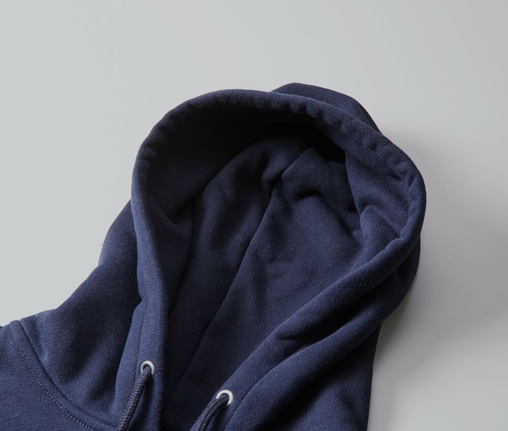 存在感のある大きめの二重フードが特徴