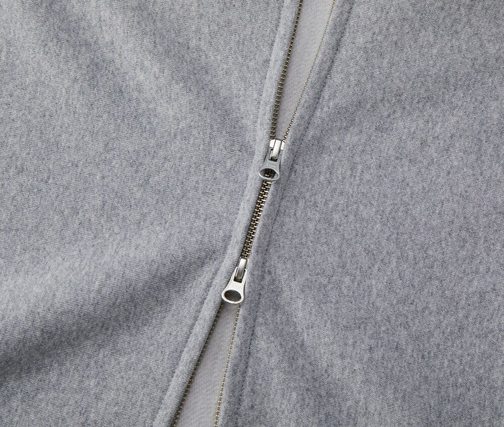 ファスナーはムシ隠し、YKK社製ダブルスライダー仕様、引き手はDALH型