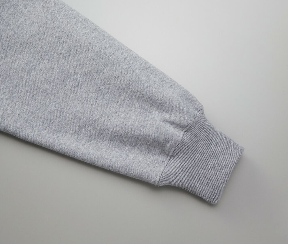 袖口のリブと身頃のシームラインは丈夫なダブルステッチ始末