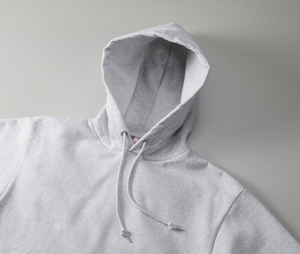 存在感のある大きめの二重フードが特徴