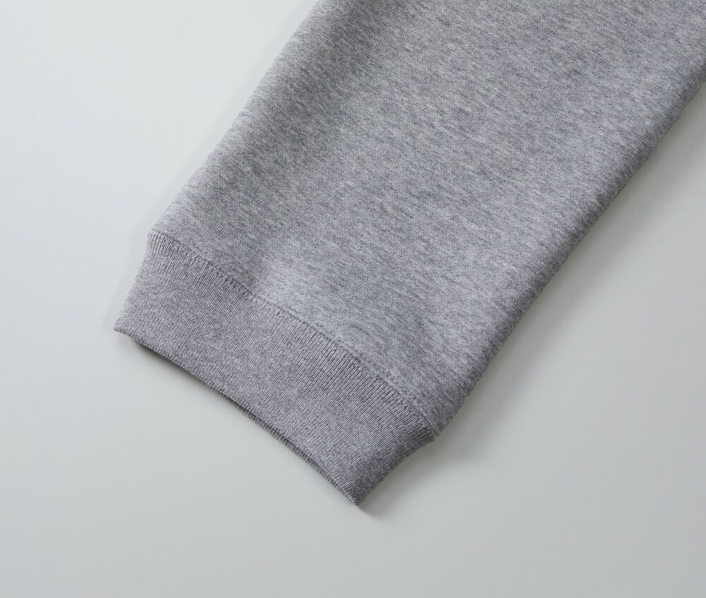 裾口はリブ仕様、身頃とのシームラインは丈夫なダブルステッチ始末