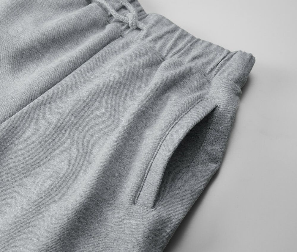 両サイドのやや内側に配された片玉縁ポケット