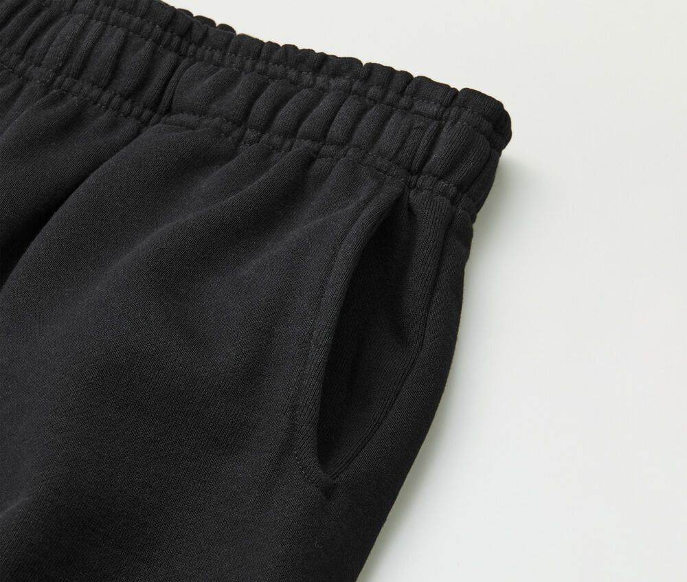 手の入れやすさを考慮したサイドポケット付き