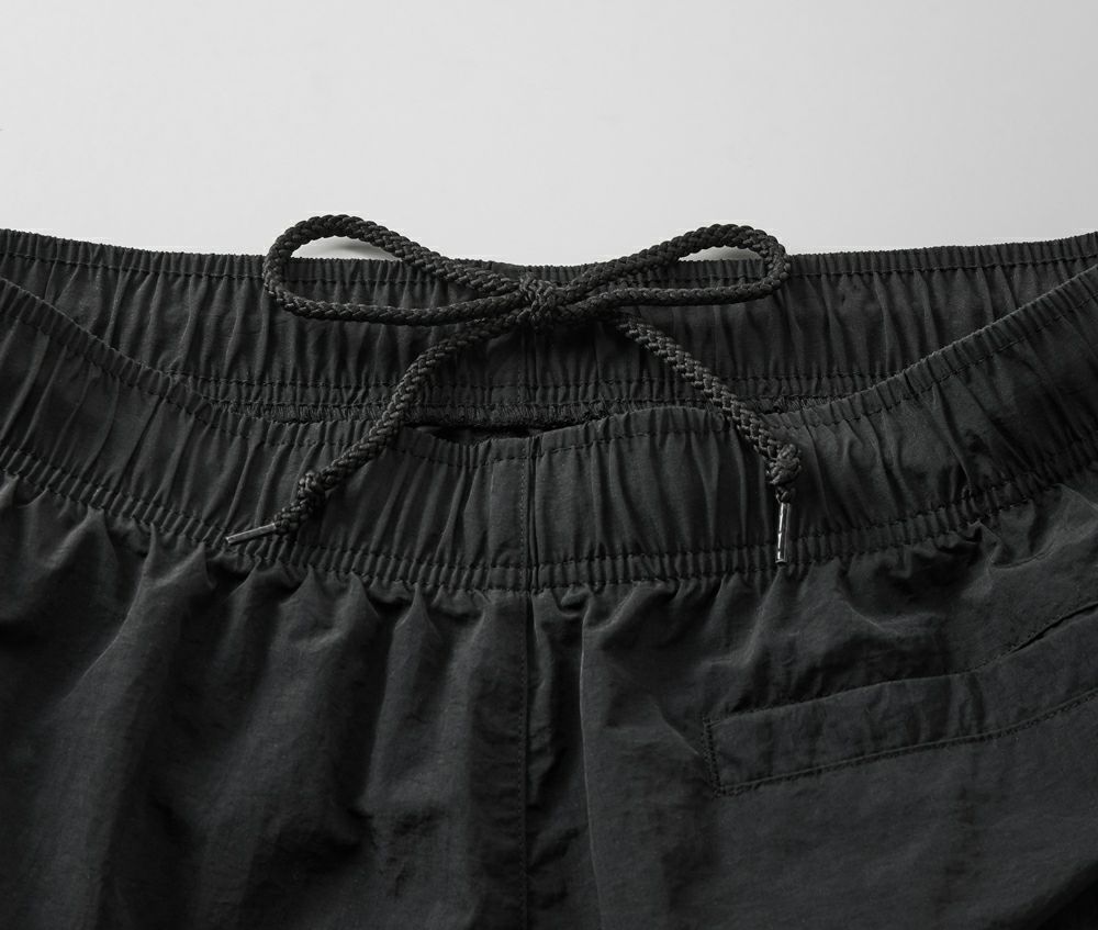 ウエストには、調節可能な丸ひも付き（内側）