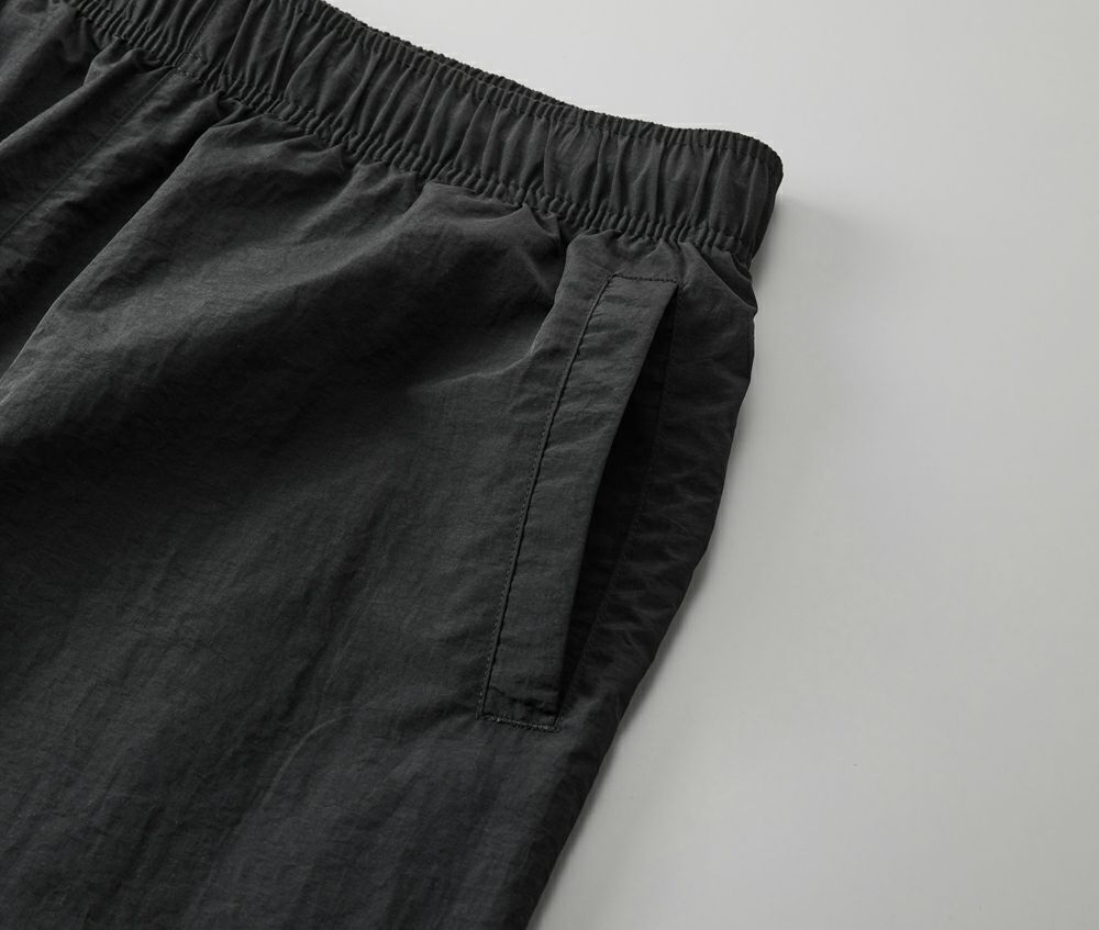 手の入れやすさを考慮したサイドポケット付き、片玉縁ポケット仕様