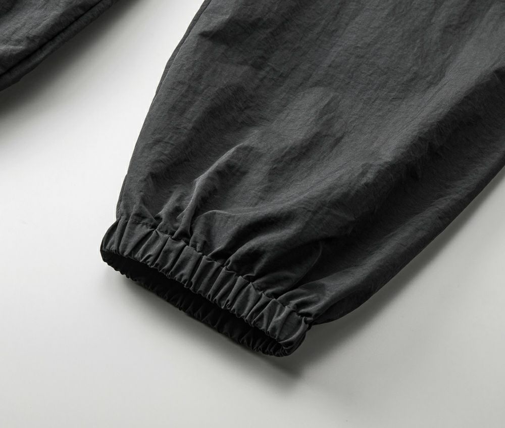 裾口はフィット感のあるシャーリング仕様