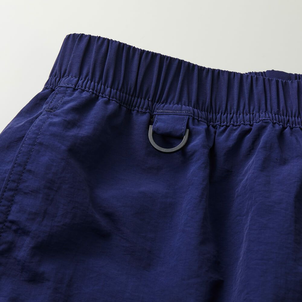 フロントには、便利な樹脂製Dカン付き（こちらのカラーは廃色です）