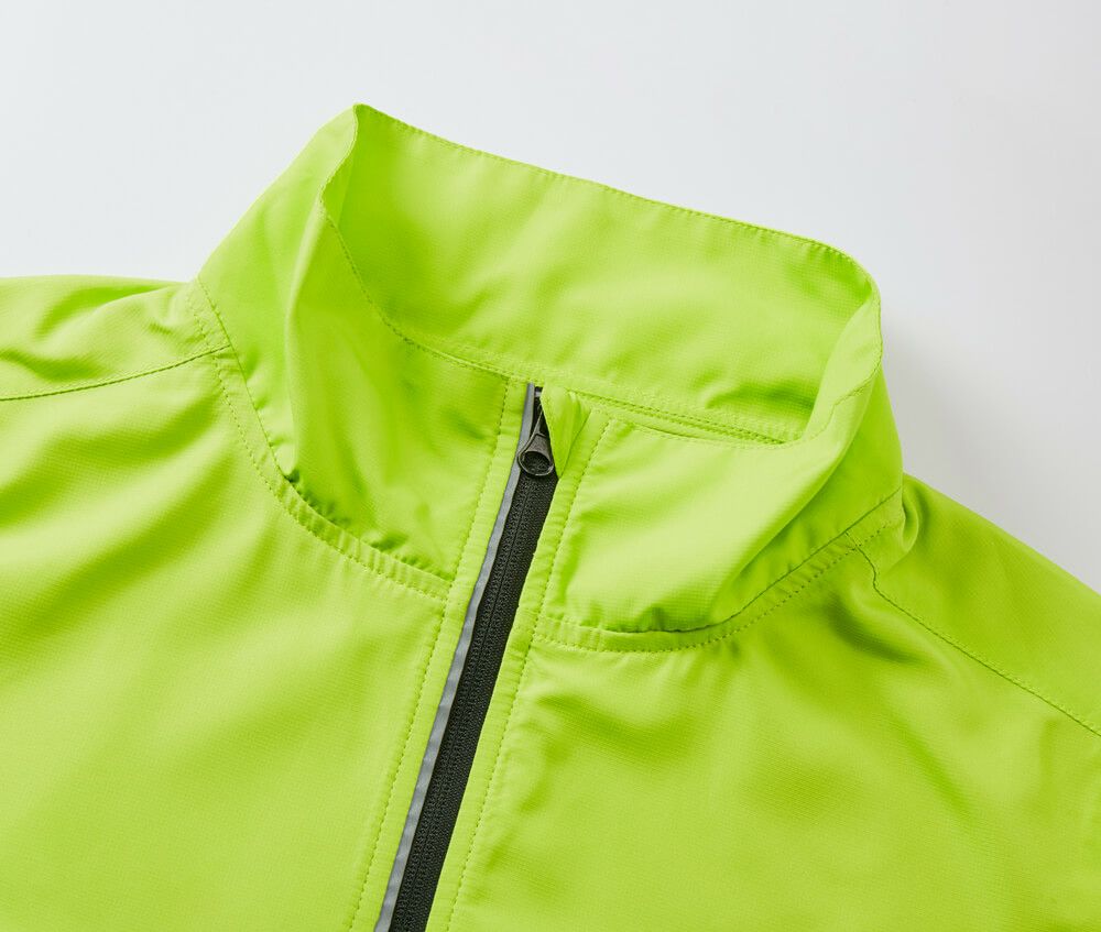 襟はスタンドカラー、顎を守るチンガード仕様、リフレクターテープ付き