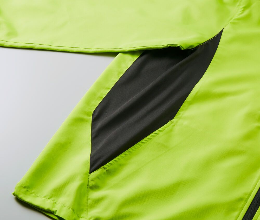 脇下には動きの妨げを防ぐストレッチ生地を採用、両サイドには便利なポケット付き