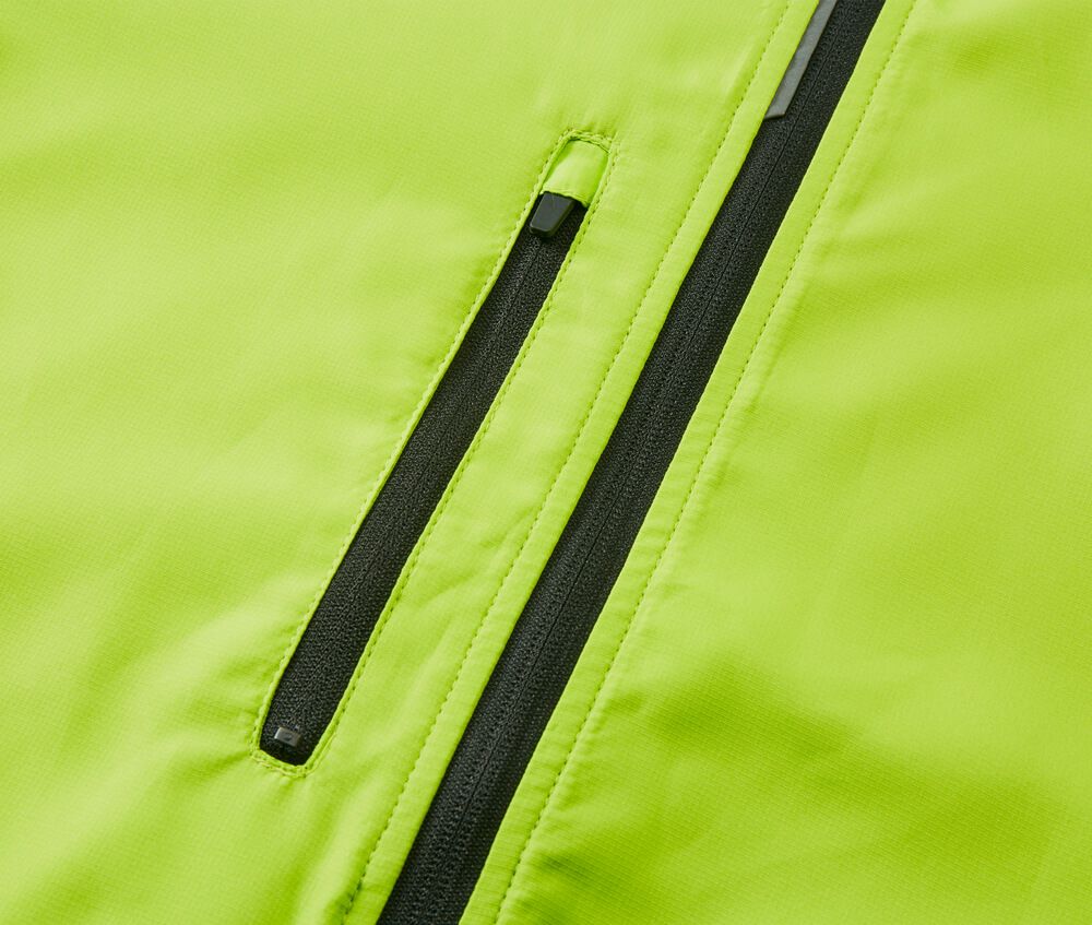 右胸にはファスナー付きポケット