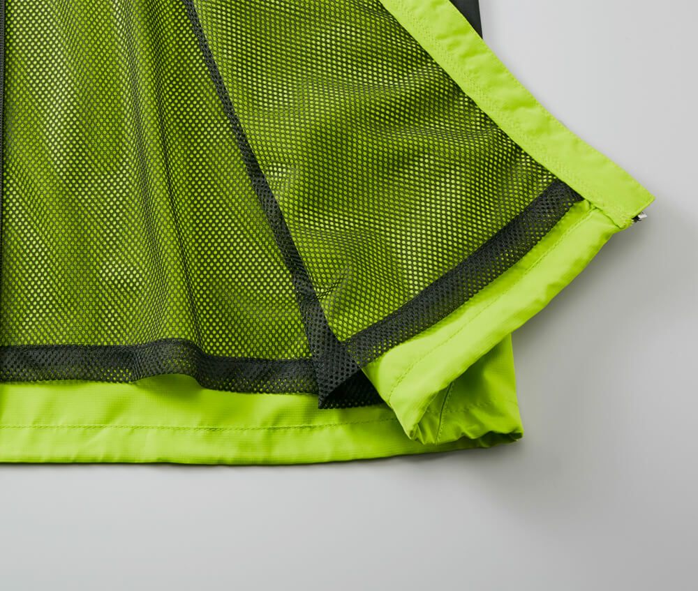 メッシュ素材のライナー付き、プリント加工に便利な裾フラシ仕様