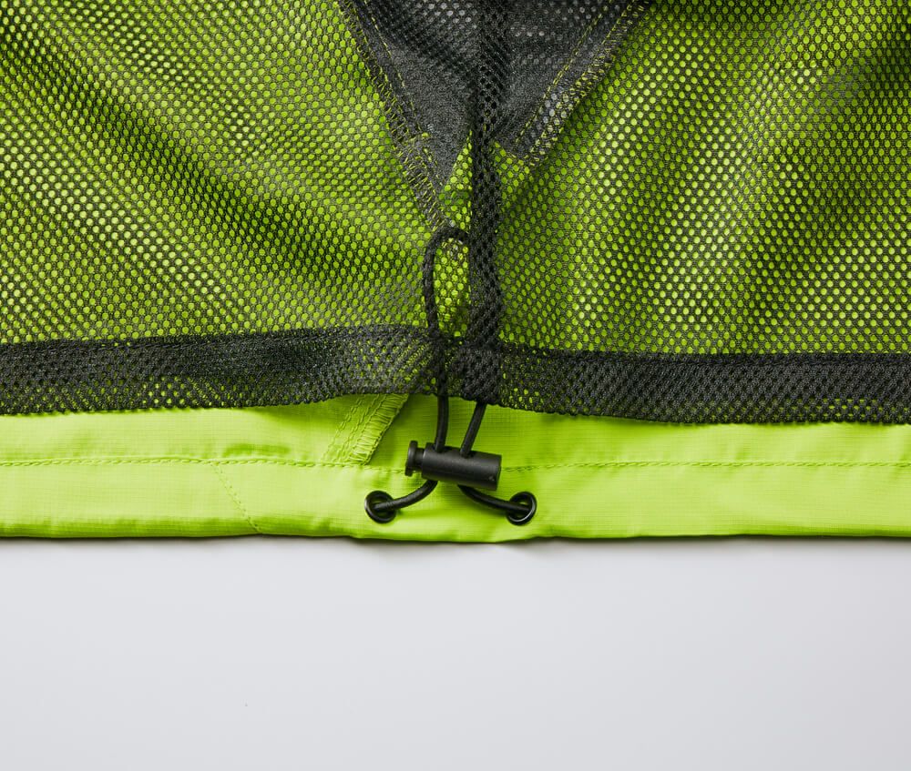 裾には、風の侵入やウエアのバタつきを調整できるストッパーとドローコード仕様