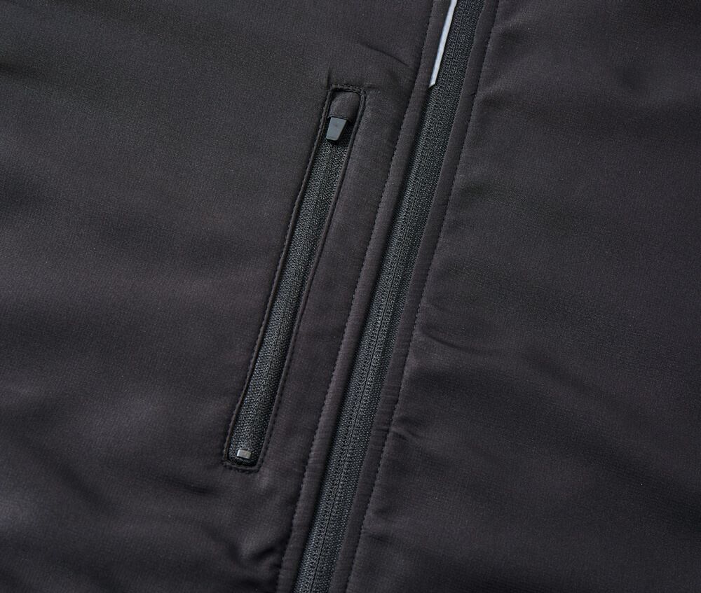 右胸にはファスナー付きポケット