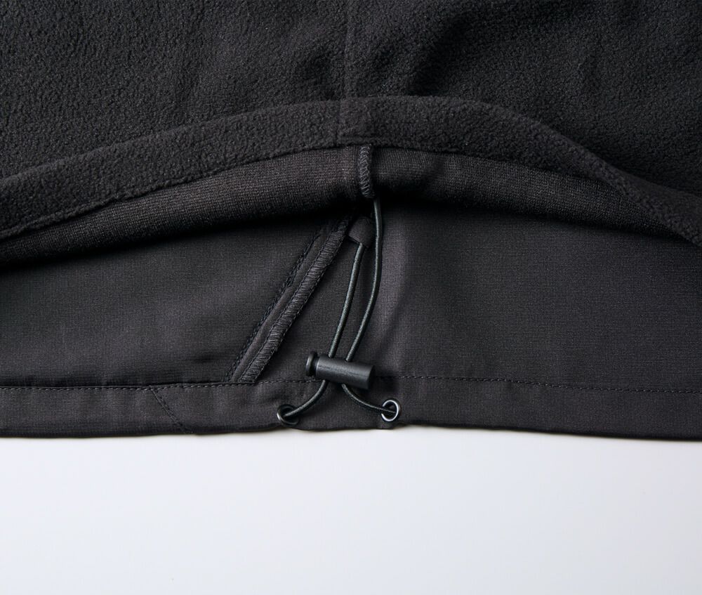裾には風の侵入やウェアのバタつきを調整できるストッパーとドローコード仕様、ライナーのフリースは裾フラシになっているためプリント加工に最適