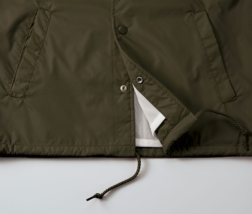 風の侵入やウェアのバタつきを調整できるドローコード仕様（丸ひも）