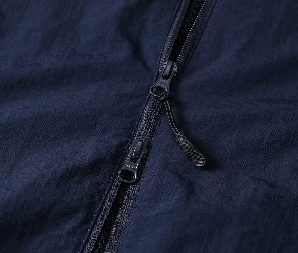 ファスナーはYKK社製DALH型ダブルスライダー、引き手にはジッパータブ付き