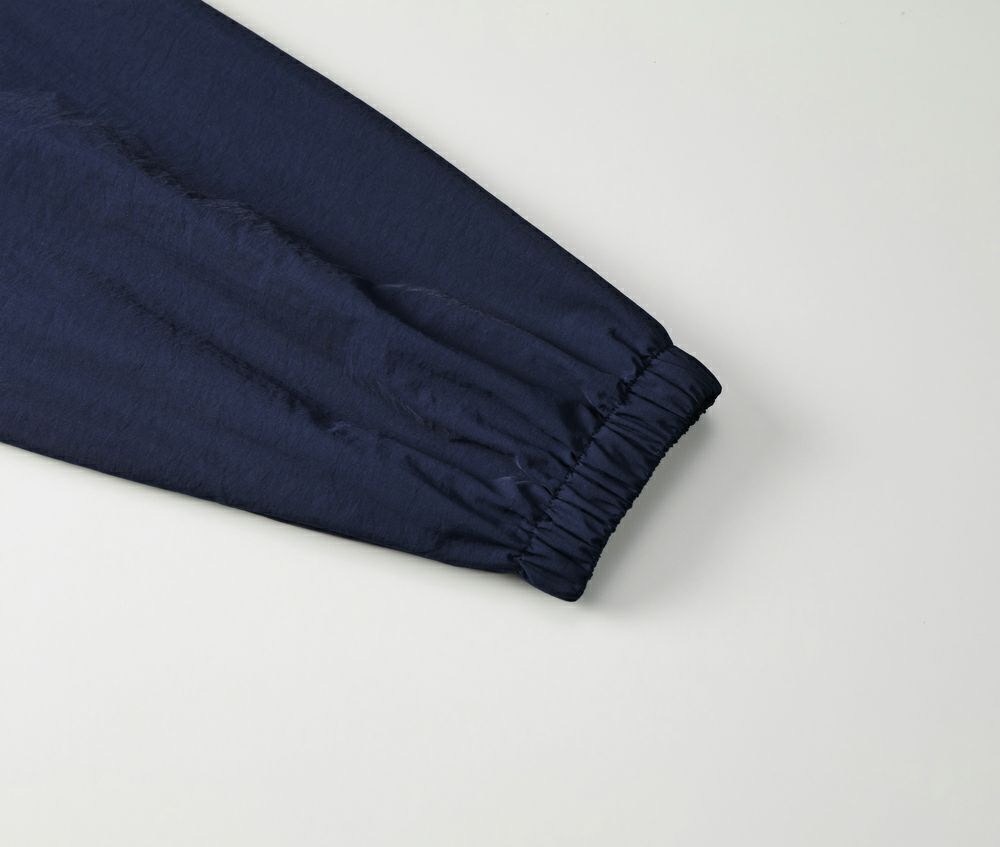 袖口はシャーリング仕様