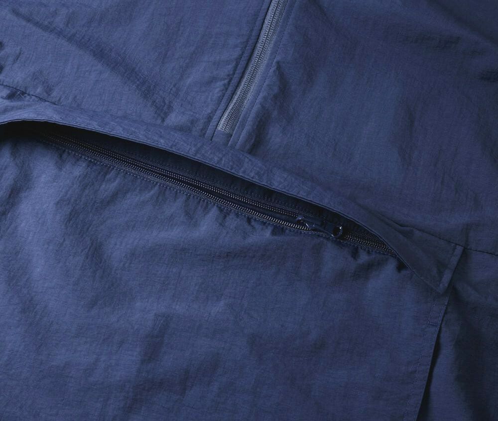 チャック部分は隠れるように設計