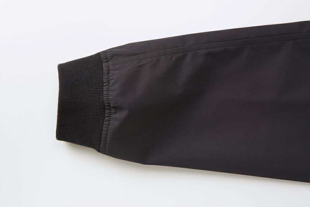 袖口は手首にフィットするリブ仕様