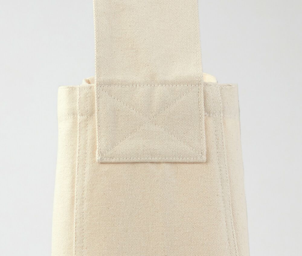 本体とショルダーストラップのつなぎ目は堅牢なステッチワークで補強