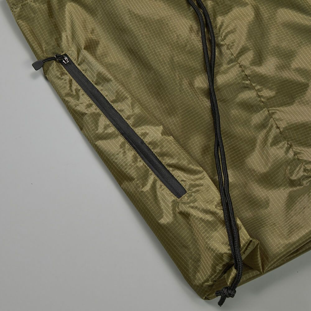 背負ったままでも物の出し入れが可能な裏使いのサイドファスナー付き