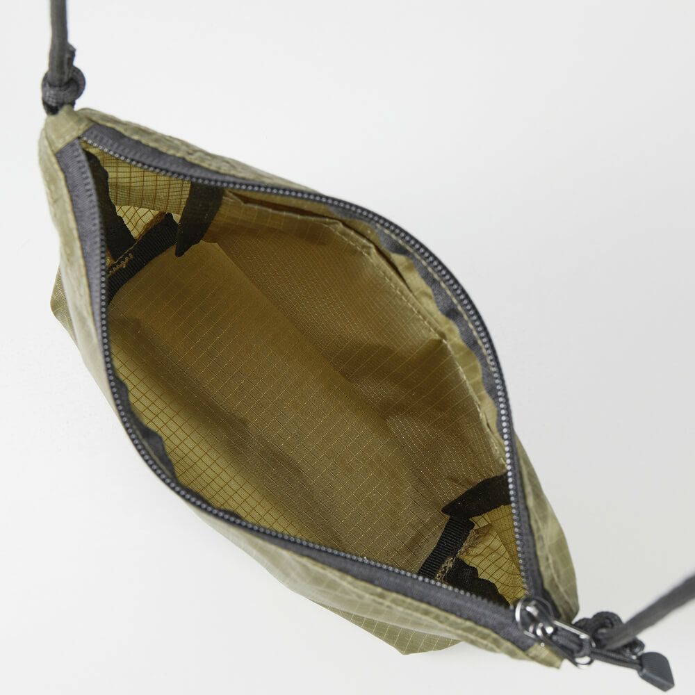 袋口はファスナー付き