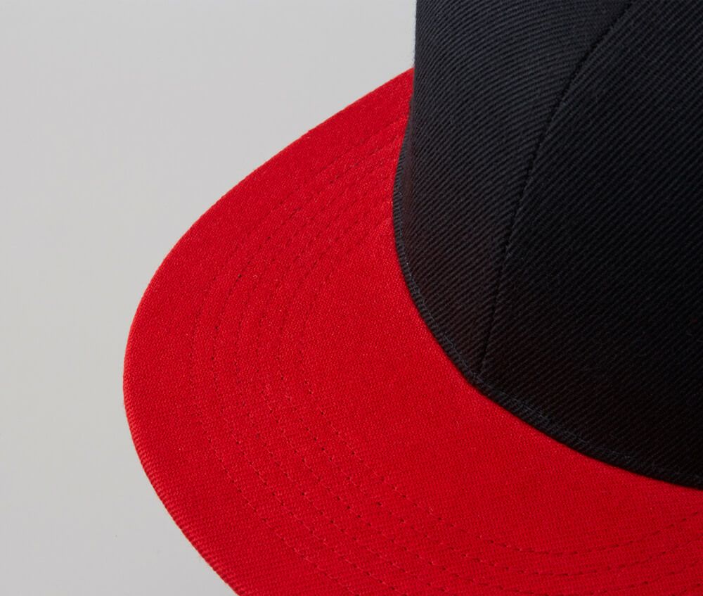 2050.ブラック／レッドつば