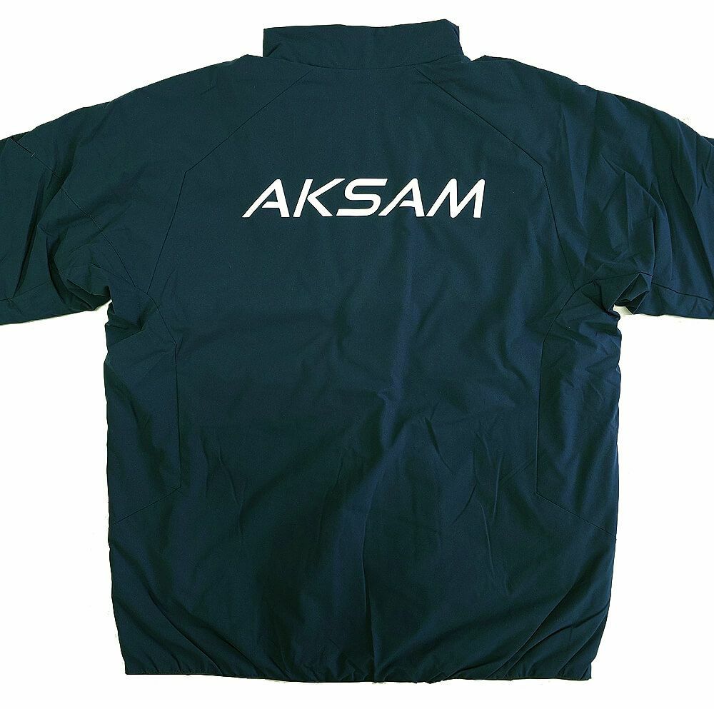 アクサム様の社名プリント完成写真でございます。<br>背中に大きくネーム入れしているのでインパクト大！