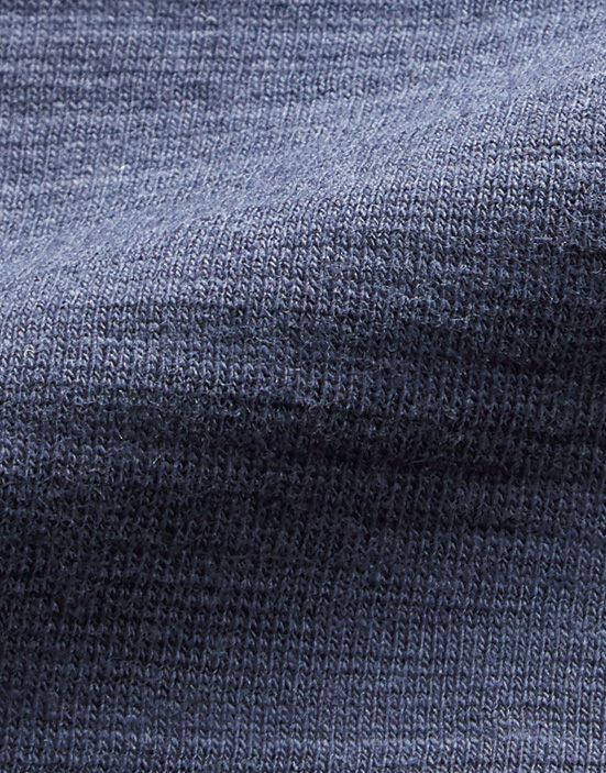 スラブ生地<br>糸の筋がランダムに出て独特の表情が生まれます。