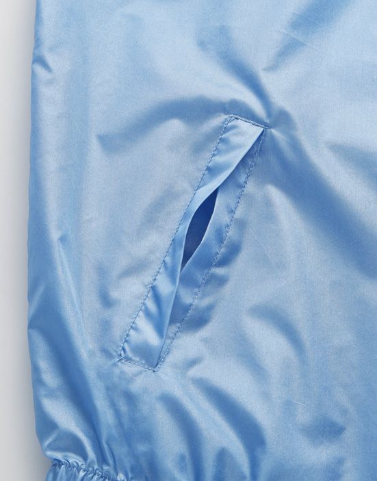 かぶせポケット：内容物が外に落ちにくい仕様