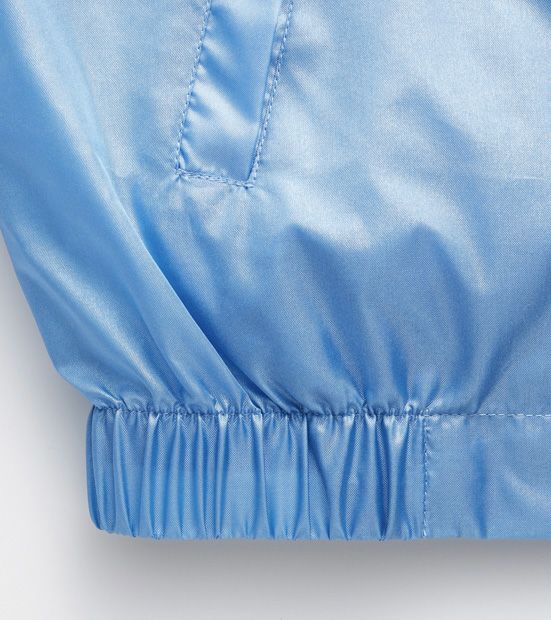 裾サイドゴム：着用時に身体にフィットし、きれいなシルエットに