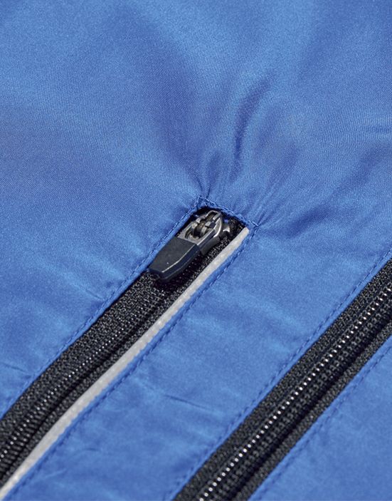 ストッパー付きファスナー仕様<br>視認性の高いリフレクターパイピング