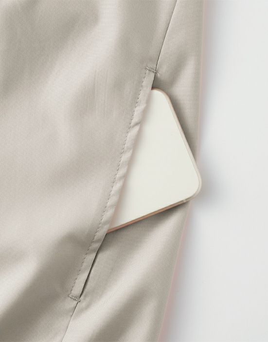 スラッシュポケット：取り出しやすいように少し前の位置に設計