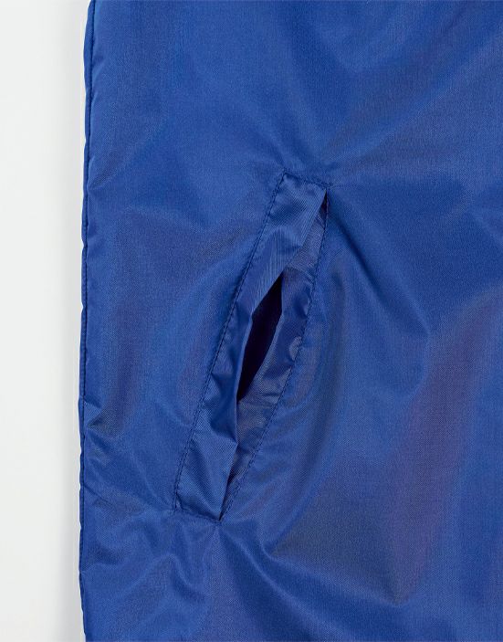 かぶせポケット：内容物が外に落ちにくい仕様