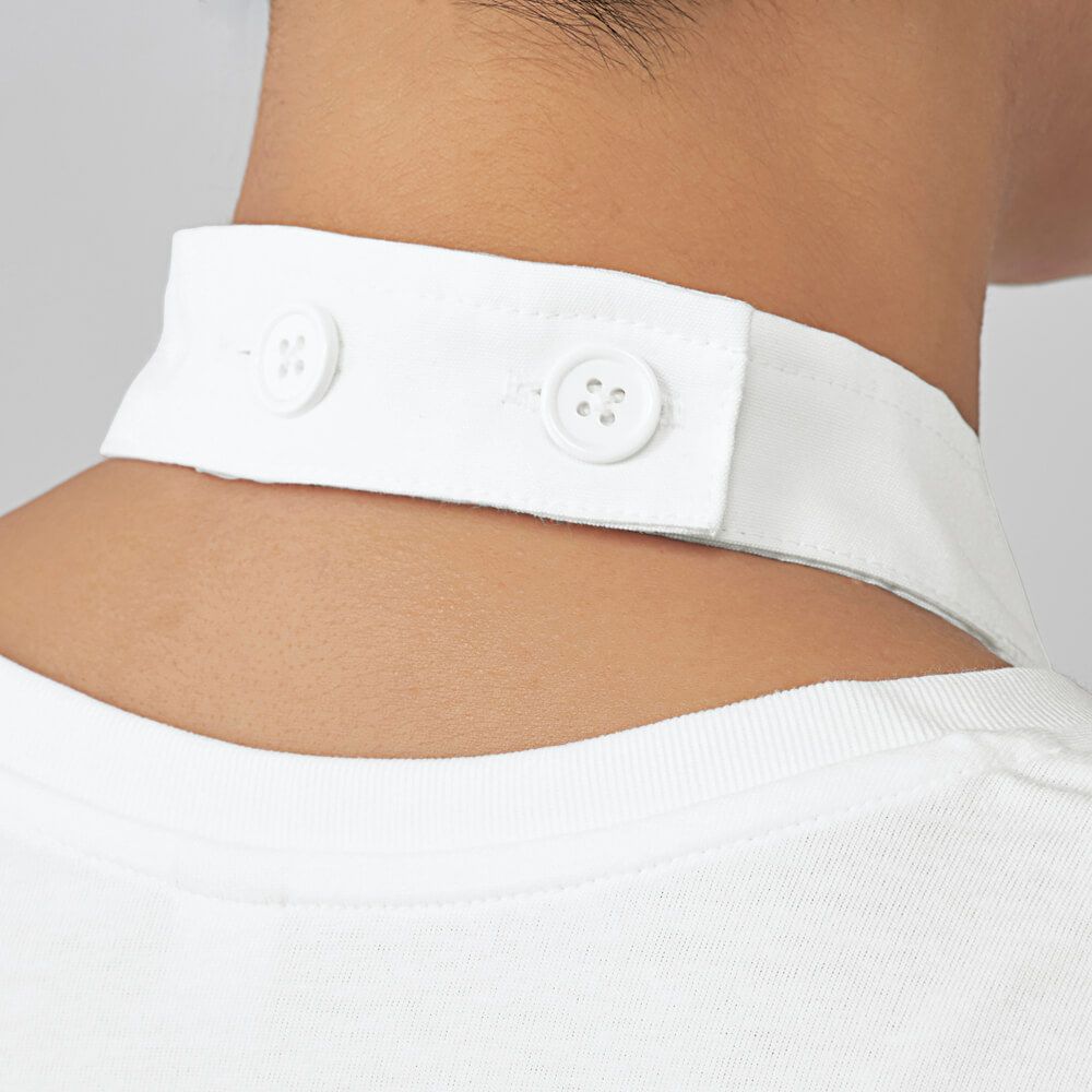 ボタンで調整可能な首ヒモ