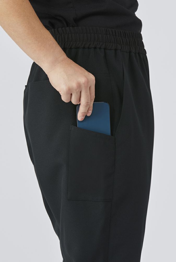 スマホなどをしっかり収納できる右脇ポケット