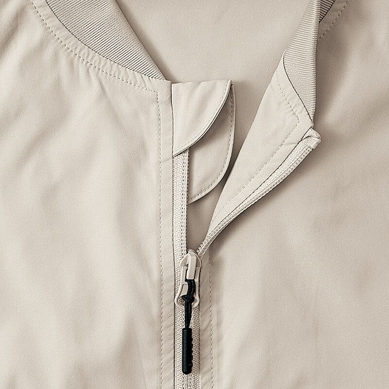 ジッパーが首元に当たるのを防止できる仕様