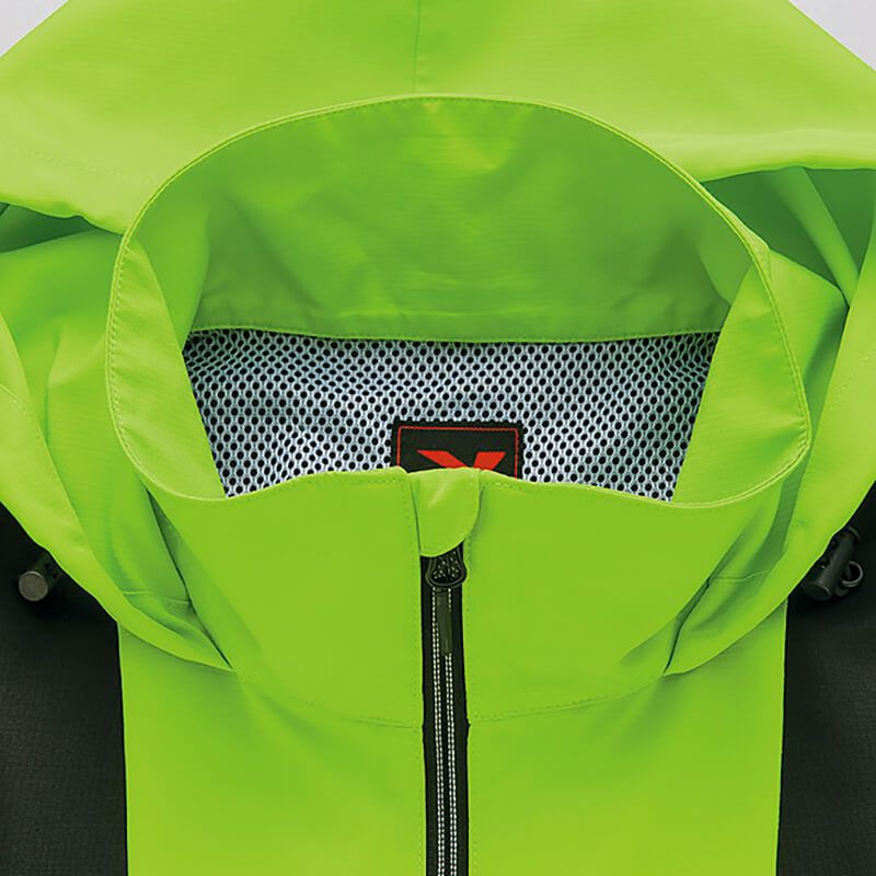 首元に直接ファスナーが当たらない設計