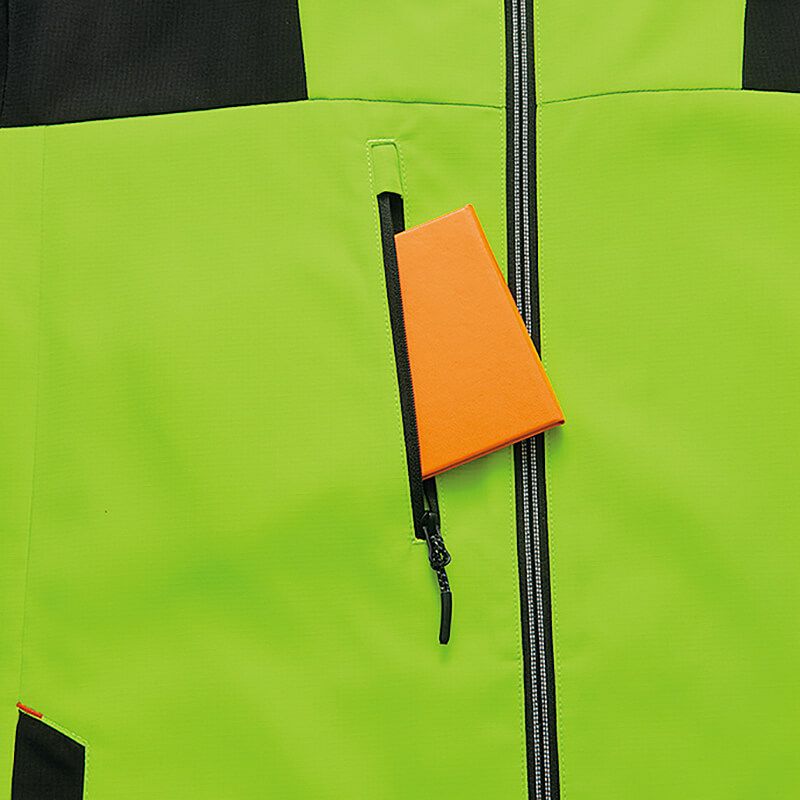 胸のファスナー付きポケット