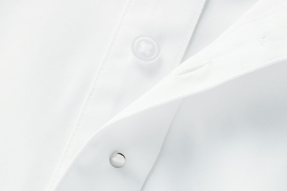 比翼仕立て＋フロントにはメタルボタンをあしらいシックな印象に