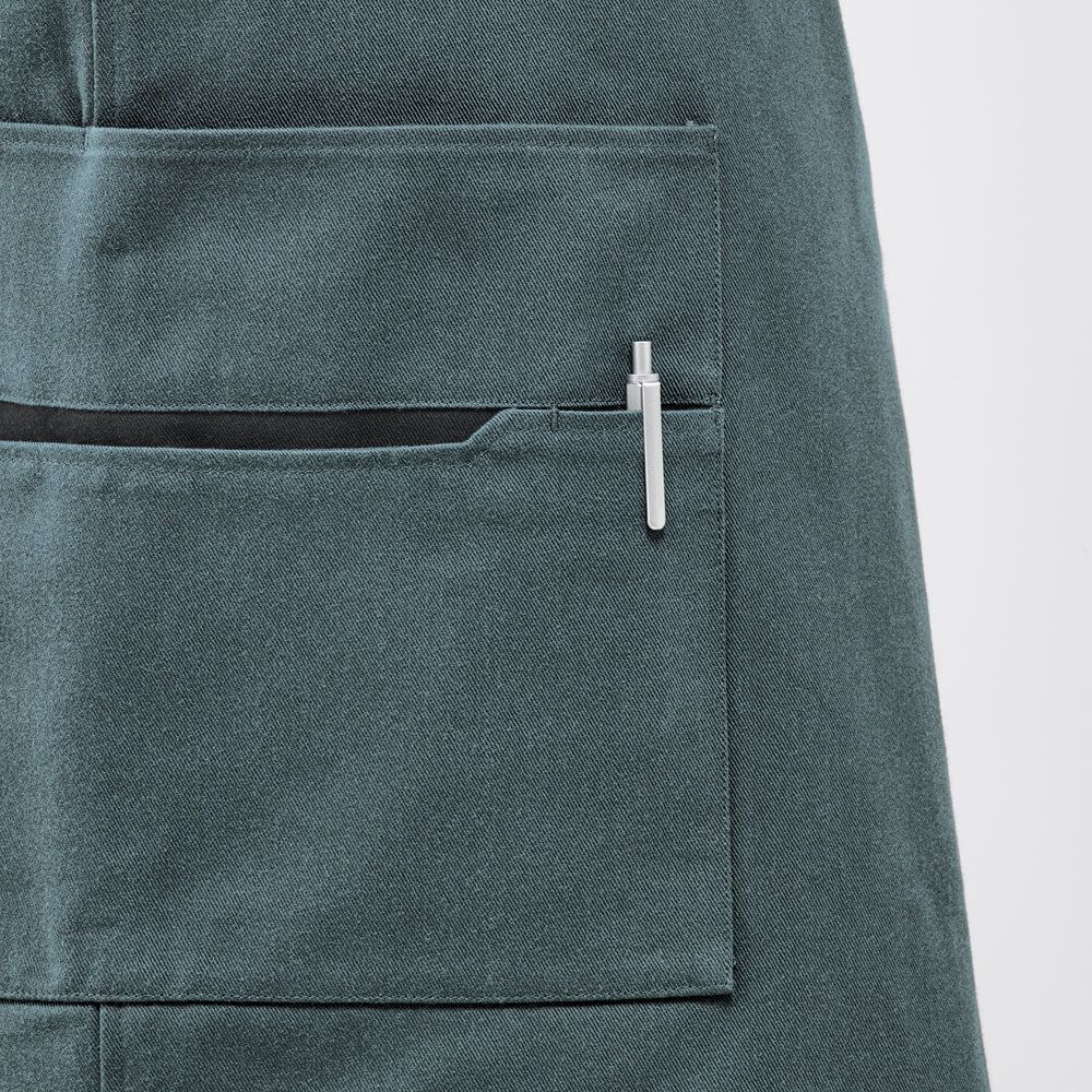 ペンなどの収納に便利なカンヌキ付