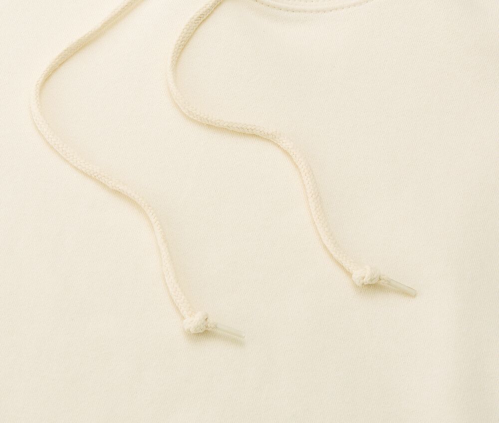 太めのフードひもは丸ひも身頃同色、ひも先はセルチップ加工