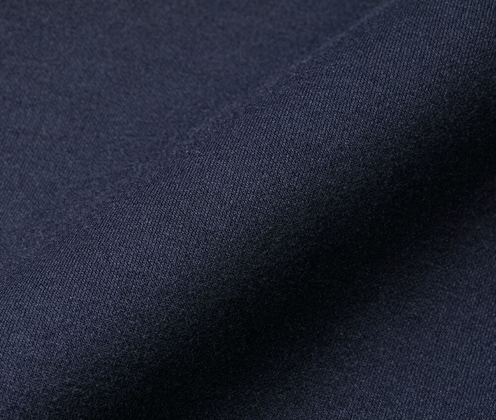 レーヨン混によりほどよいやわらかさと光沢感、きれいな生地目を実現