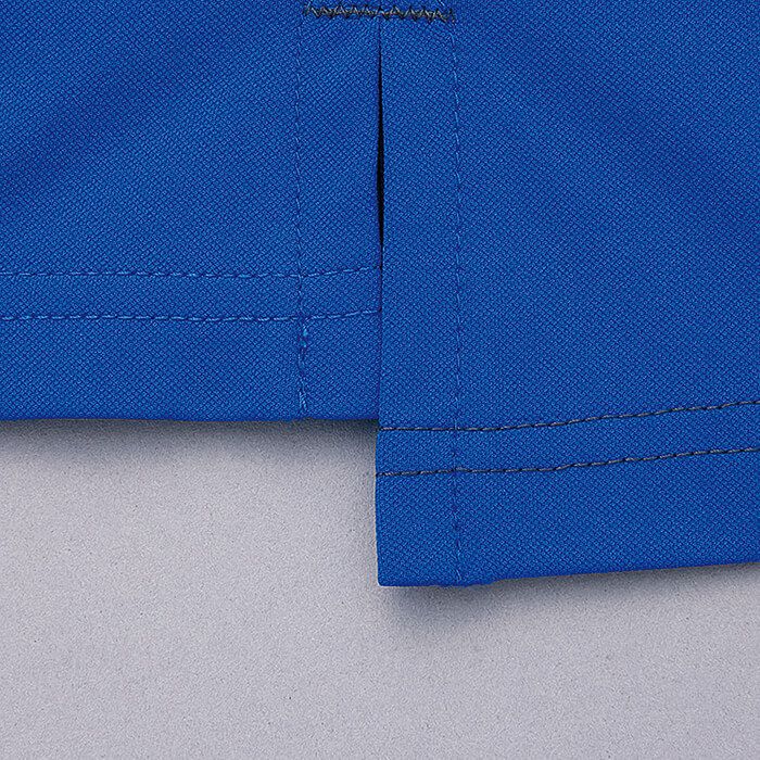 スソの後ろが長いので前かがみになっても背中が見えにくい設計