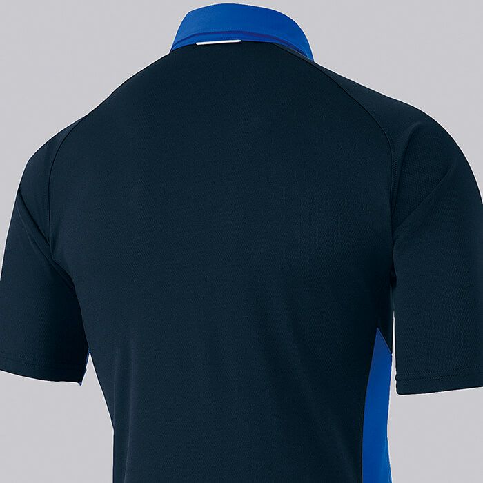 背中と袖下は通気性の良いディンプルメッシュ生地を採用