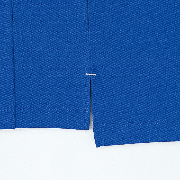 スリット入りなうえに、後ろが長いので前かがみになっても背中が出にくいです。