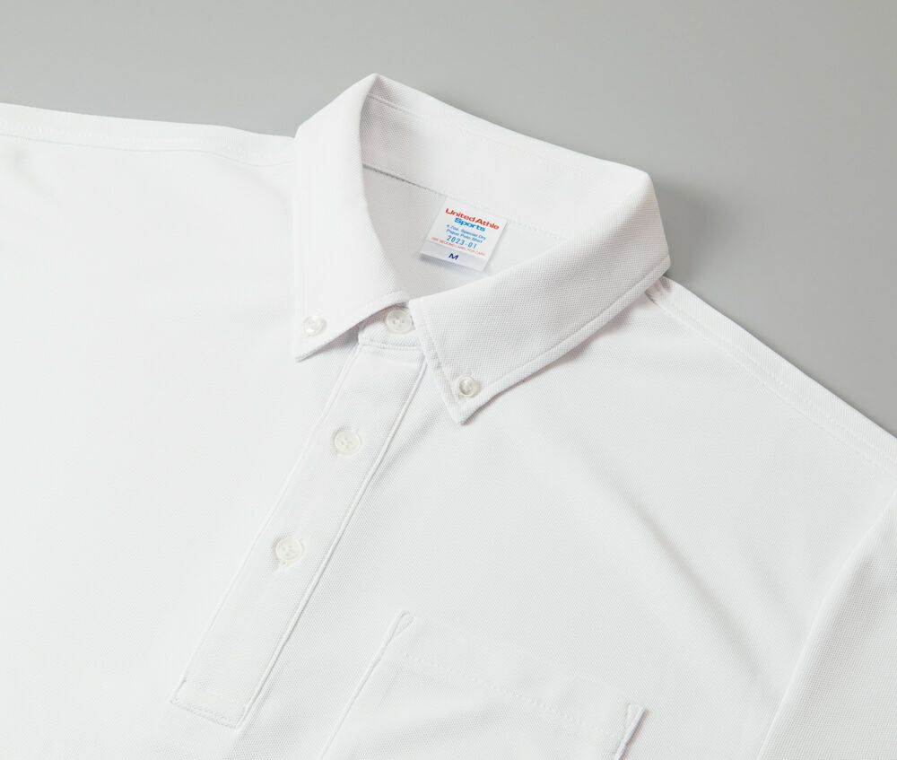 ブラックとネイビー以外のカラーには乳白色のボタンを使用