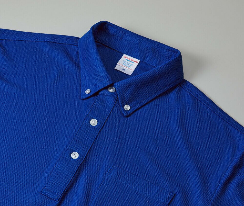 襟は共生地の台襟仕様で立体的な首もとを実現