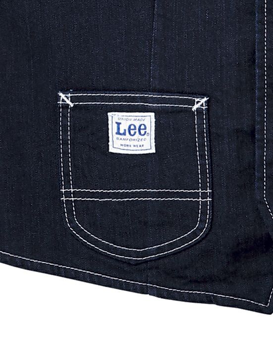 収納性を考えた両脇アウトポケット付き