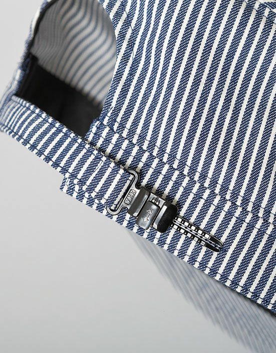 後ろのベルトで簡単にサイズを調節することができます